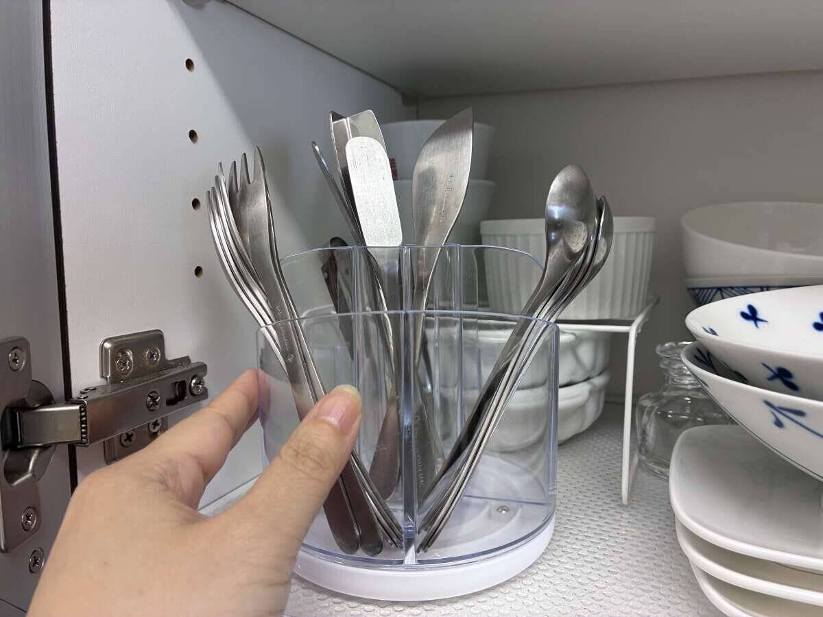 【ダイソー】回転式ペン立てが便利すぎた！食器棚がすっきり片付く！“じゃない”使い方