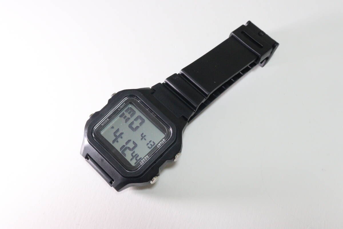 100均もここまできたか…！「たった500円でそこまでやるかね？」高機能な腕時計