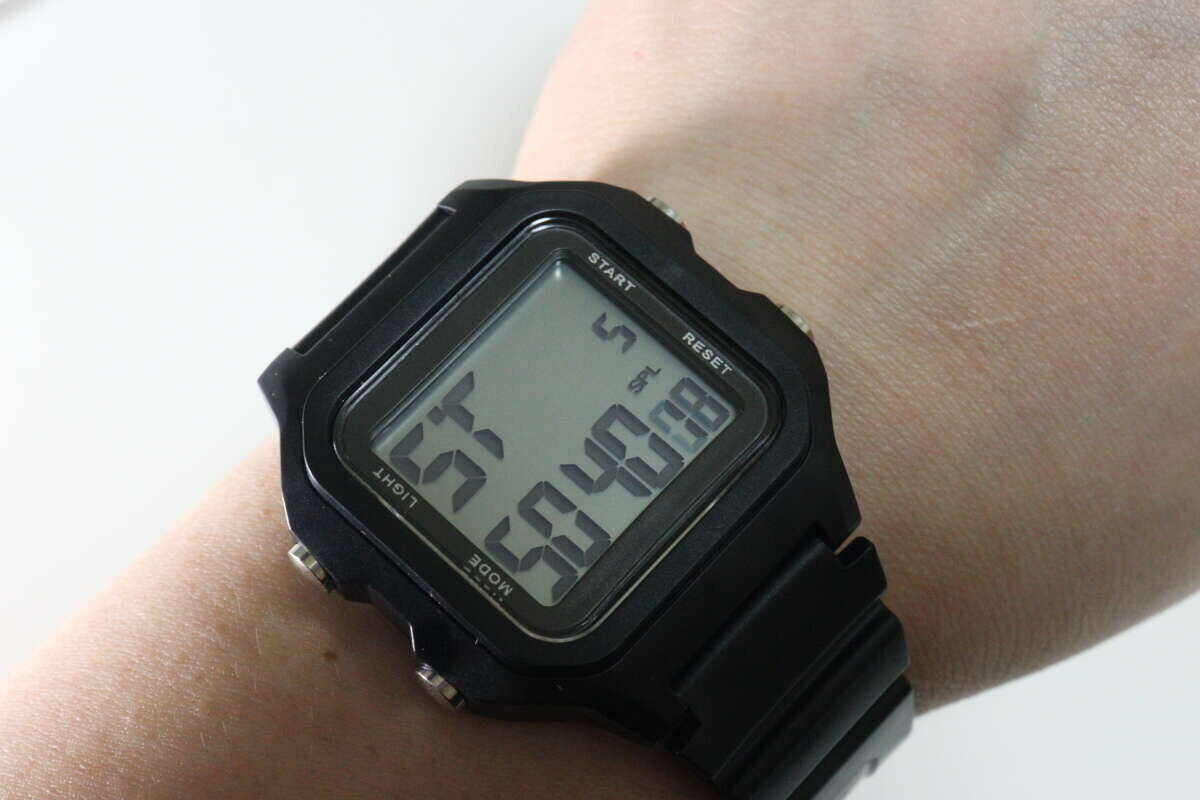 100均もここまできたか…！「たった500円でそこまでやるかね？」高機能な腕時計