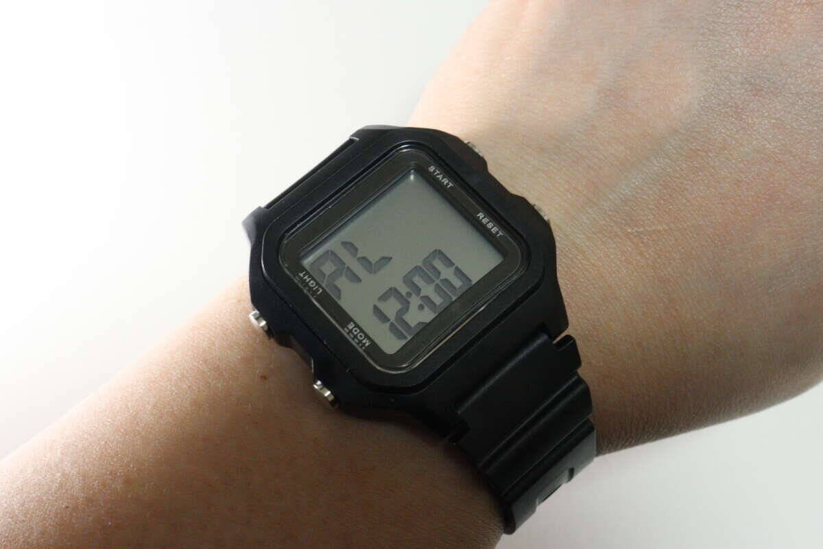 100均もここまできたか…！「たった500円でそこまでやるかね？」高機能な腕時計