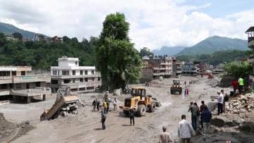 ネパール大規模土石流　道路や橋寸断で救助難航　死者550人超、日本人家族含む2400人超が不明　生存率の壁「72時間」迫る