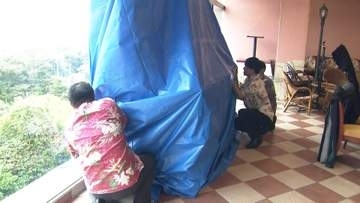 台風25号接近中の八丈島　3カ所の避難所開設　ホテルの備品にブルーシートの備えも