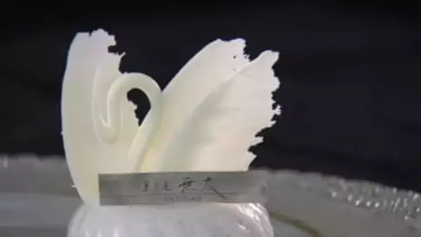 繊細な「白鳥」はチョコレート！人気ケーキは光で照らすと透けるほど超薄な「翼」を装飾  世界新三大夜景を見ながら唯一無二のケーキで“幸せ”を提供する新店