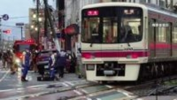 【速報】京王線一部区間で運転見合わせ　踏切で乗用車と電車接触事故　電車の乗客約200人は車内に取り残し