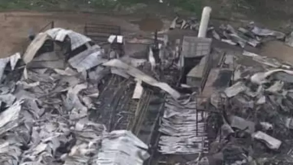 養鶏場の火事でニワトリ10万羽焼け死ぬ　消防車11台出動し3時間後に消し止め　愛知・美浜町