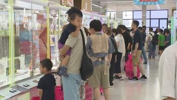 買うより安くあがる？ クレーンゲーム専門店、景品が日用品だらけで主婦・ファミリー層に大人気　新鮮なキャベツ・卵・トイレットペーパーまるでスーパーの売り場