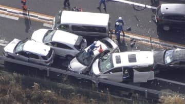 12台衝突 高速道路で事故発生