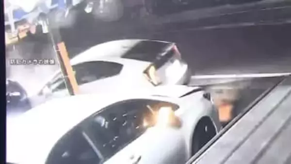 防犯カメラに勢いよくぶつかる瞬間が…中古車販売店に車突っ込む　並んでいた車に次々と衝突し逃走　逃げた車の行方追う　神奈川・綾瀬市