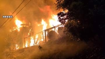 激しい炎と煙が上がる…資材置き場と車が全焼　埼玉・北本市