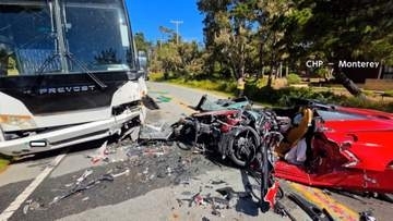 猛スピードのスポーツカーが観光バスに正面衝突、大破しぐちゃぐちゃに　飲酒運転の疑いで運転手逮捕　アメリカ