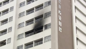 【速報】都営アパート10階で火事　3人ケガ　消防車25台が出動し消火活動続く　東京・新宿区