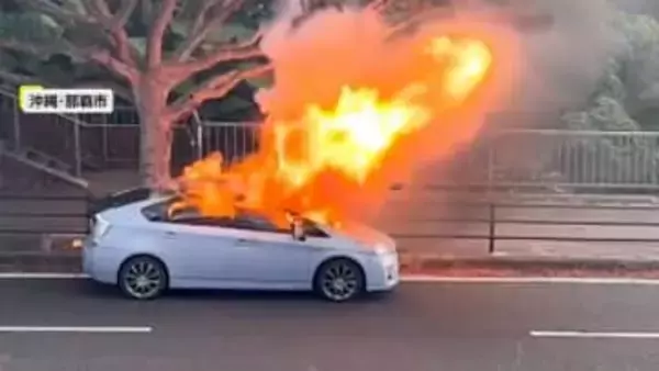 路上の乗用車から白煙…激しく炎上し破裂音も　車内は黒焦げになるもけが人なし　沖縄・那覇市