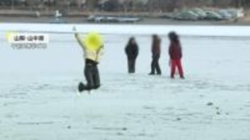 氷上ジャンプや湖面に投石…凍った山中湖で相次ぐ“危険行為”「落ちたら死ぬぞ！」観光客に住民が“怒号”注意喚起