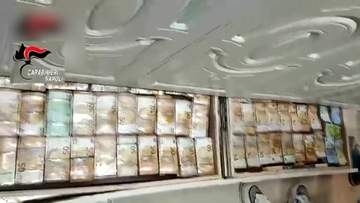 壁の中から“6億円”の札束　マフィア掃討作戦で隠し資金発見　高級腕時計も押収　イタリア