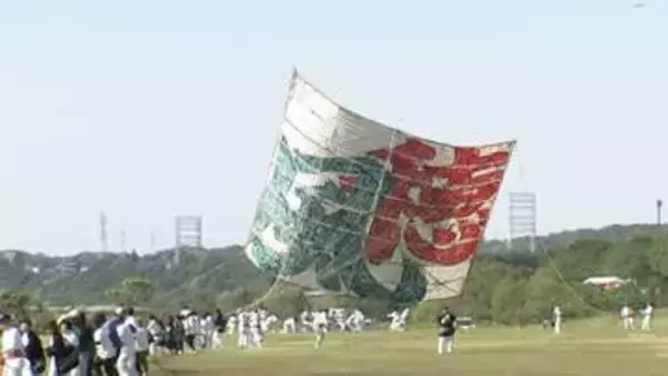 「相模の大凧まつり」で縦横14.5メートル・畳128畳分・重さ1トン近くの日本一の凧が空高く舞う　神奈川・相模原市