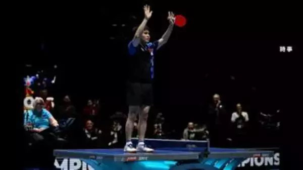 世界選手権で優勝が決定した直後、中国・林詩棟選手が卓球台の上に立って喜びを爆発させ物議…賛否分かれる