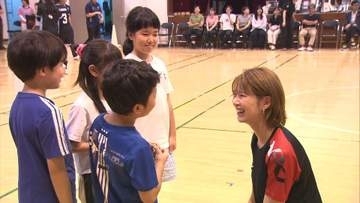 バレー元日本代表・木村沙織さんが北京の日本人学校でバレー教室　「楽しむことが一番大事」