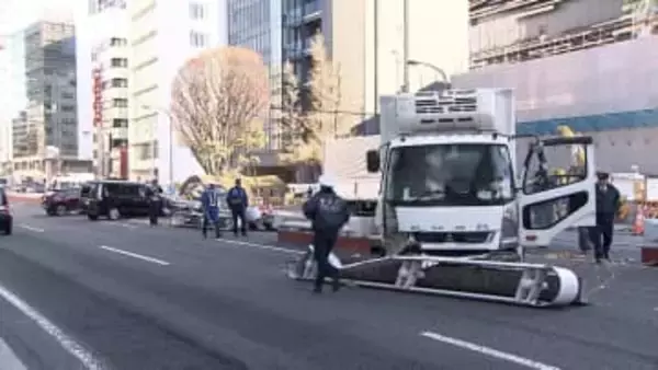 JR高輪ゲートウェイ駅近くでトラックや乗用車など3台絡む事故　3人が病院搬送され軽傷　片側3車線の見通し良い直線道路で事故原因不明　港区
