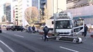 JR高輪ゲートウェイ駅近くでトラックや乗用車など3台絡む事故　3人が病院搬送され軽傷　片側3車線の見通し良い直線道路で事故原因不明　港区