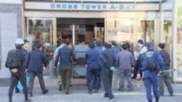 【速報】クマが青森市街地の複合施設に“居座り”　警察が箱わな設置し捕獲急ぐ　親子2頭との情報も