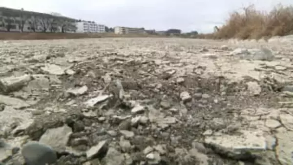 「30年に一度」の深刻な雨不足で1級河川も“干上がり”　小河内ダムは水位が下がり“幻の村”の一部が出現