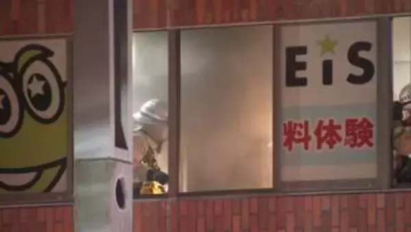 東京・新宿区の10階建てビルで火事　消防車約30台出動　約3時間後に鎮火　けが人なし