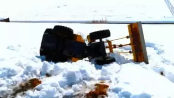 雪道のすれ違いで重機が転落…運転手は自力で脱出「境目が見えず車体を寄せすぎた…」　石川・能美市