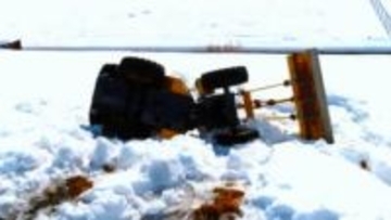 雪道のすれ違いで重機が転落…運転手は自力で脱出「境目が見えず車体を寄せすぎた…」　石川・能美市