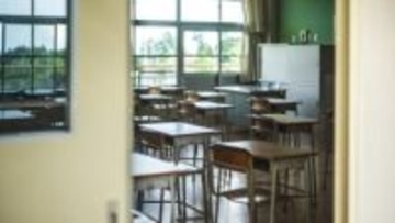 教師の平均時間外勤務は中学校で約40時間、小学校・高校は30時間超え　2024年度は“改善傾向”　文科省の調査