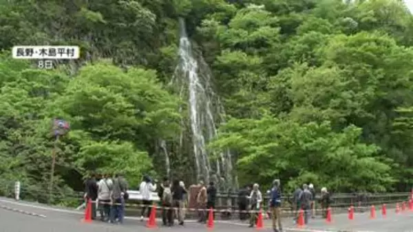 “幻の滝”「樽滝」出現の瞬間　撮影できるのは年に1度　実は神社の祭りにあわせ5月8日に毎年放水　長野