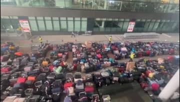 英・ヒースロー空港でスーツケース山積み　ツイッターに「僕の荷物どこ?」