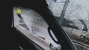 自転車男が車の窓を粉々に　走行中に投石か 犯行の瞬間