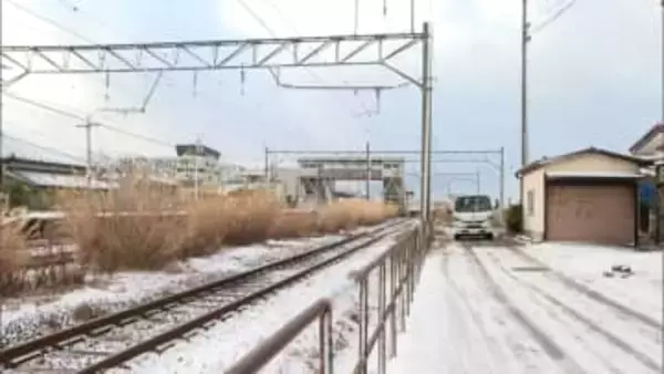 未明の線路内で列車と車が衝突し男性死亡　降雪の中、誤って線路に進入か　山形・遊佐町