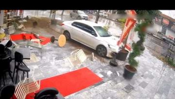 赤ちゃん乗せた車が歩道を暴走　カフェのテラス席に突っ込む一部始終　直前に気づいた女性逃げ出す姿も　トルコ