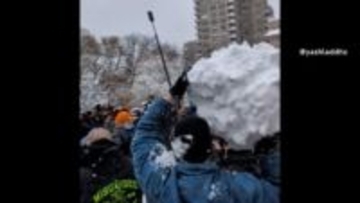 “雪合戦”警戒の警察官が雪の玉をぶつけられ負傷…男4人の画像公開、怒りの公開捜査　市長の対応に批判も　アメリカ・ニューヨーク