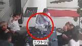 「ティータイムのテーブルに突然ニワトリ　向かいの5階に住む男性驚く「うちのニワトリが飛んでった」　トルコ」の画像1