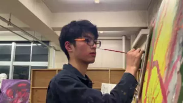 “揺れ動く感性”をキャンバスに　秋田の高校生アーティストの挑戦　国展入選とクリエイティブコンテスト金賞に輝いたアート表現の進化と“家族”という新テーマ