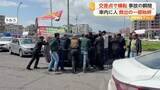 「交差点で縁石にぶつかりはずみで車横転　通行人総出で車内からドライバー引き上げ…救出の一部始終　トルコ」の画像1