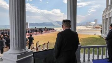 北朝鮮が600ミリ多連装ロケット砲を一斉発射　金正恩総書記が娘らと視察　韓国情報機関は前方配備の可能性を注視