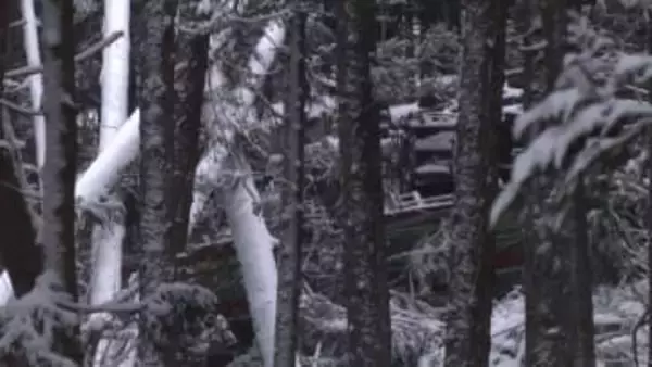 秋田内陸線で列車が脱線し5mほど転覆　乗客はなく男性運転士は3時間後に救出…顔から出血　列車が木に接触か