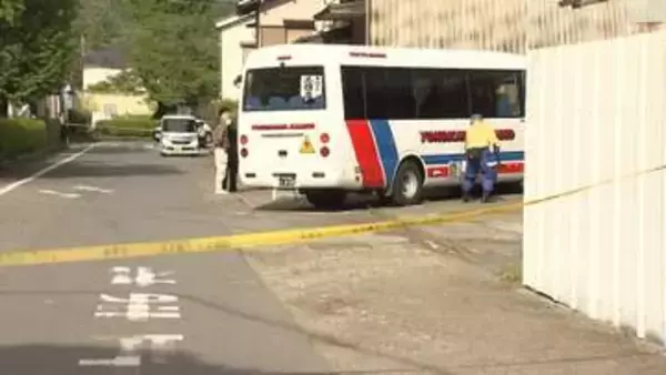 小学校近くでスクールバスにひかれ7歳女児が重傷　「下敷きになった女の子がいる」学校関係者から通報　東京・あきる野市