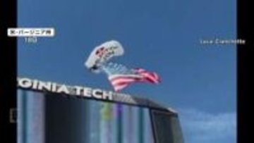 降下中のスカイダイバー　巨大スコアボードに宙づり状態に…アメフトの観客は騒然　アメリカ