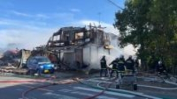 2階建ての店舗兼住宅が燃える火災　複数の建物にも延焼　消防車など10台出動で現在も消火活動続く　埼玉