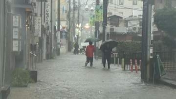 “今年一番危険”　強い雨で鶴岡八幡宮見えず　雨水が川のように流れ道路冠水　水没した車も　渋滞や路線バスも迂回　神奈川・鎌倉