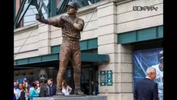 「ブロンズ像でもスイング」イチローさんの銅像除幕式で予想外のハプニング　バットが折れるも本人は大笑い