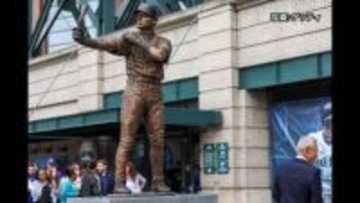 「ブロンズ像でもスイング」イチローさんの銅像除幕式で予想外のハプニング　バットが折れるも本人は大笑い