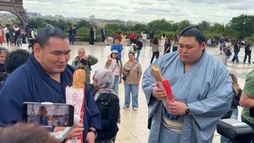 「やっとフランスに」両横綱がパリ散策　“花より団子”フランスパンに笑顔でかぶりつき　大相撲