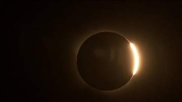 西ヨーロッパで27年ぶりの皆既日食　スペインで大歓声、パリでは太陽の約9割隠れる