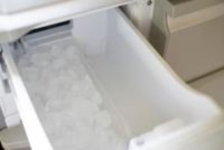 冷蔵庫の自動製氷機は手入れ必須？洗剤はNG？大掃除前に押さえておくべき留意点をメーカー3社に聞いた