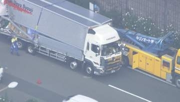 東名高速で3台絡む事故　パンクしたトラックに別のトラックが衝突、作業していた修理業者の男性下敷きになり死亡